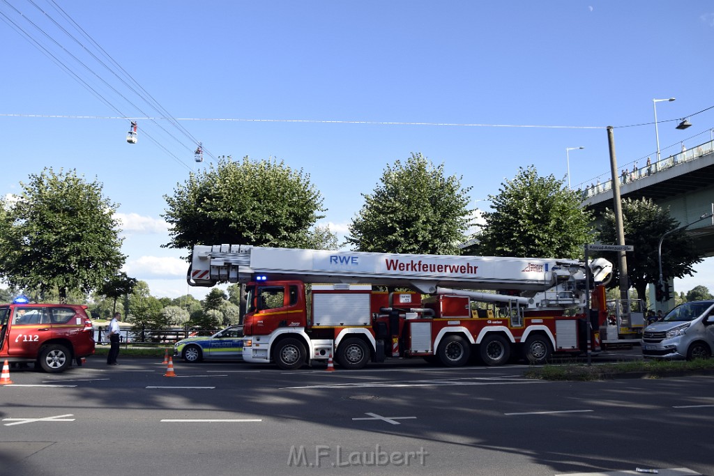 Koelner Seilbahn Gondel blieb haengen Koeln Linksrheinisch P465.JPG - Miklos Laubert